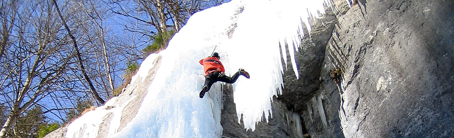 Guida alpina su cascata di ghiaccio